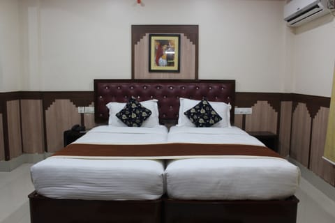 Standard Double Room | Egyptian cotton sheets, premium bedding, pillowtop beds, desk