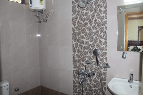 Standard Double Room | Bathroom | Shower, rainfall showerhead, designer toiletries, bathrobes