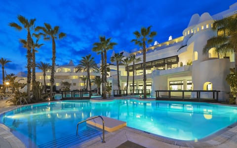 2 outdoor pools, sun loungers