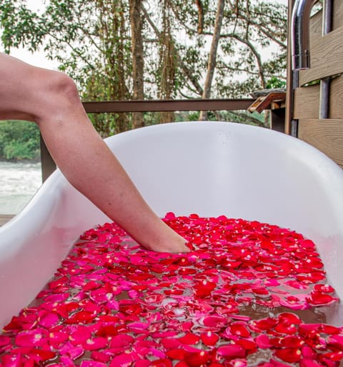 Deep soaking bathtub