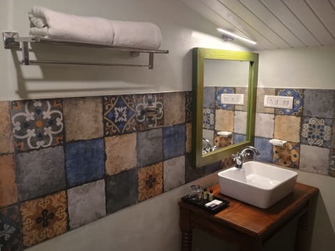 Luxury Floating Room | Bathroom | Shower, rainfall showerhead, free toiletries, hair dryer