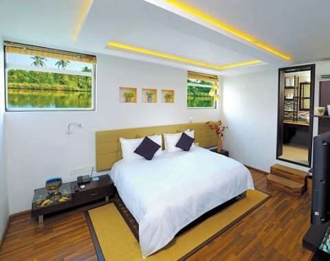 Luxury Floating Room | Premium bedding, free WiFi, bed sheets