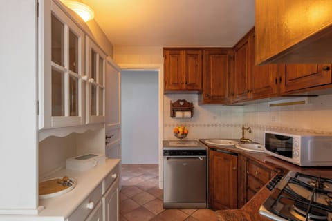 Apartment, Balcony, Bay View | Private kitchen | Fridge, microwave, oven, stovetop