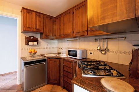 Apartment, Balcony, Bay View | Private kitchen | Fridge, microwave, oven, stovetop