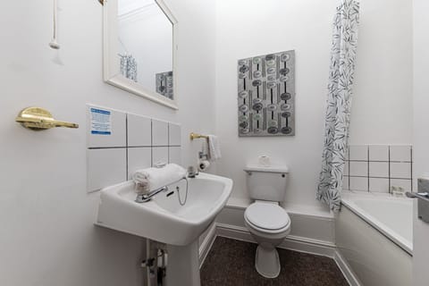 Superior Double Room, Ensuite, Sea View | Bathroom | Free toiletries, hair dryer