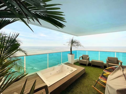 Deluxe Penthouse, 3 Bedrooms, Hot Tub, Sea View | Private spa tub