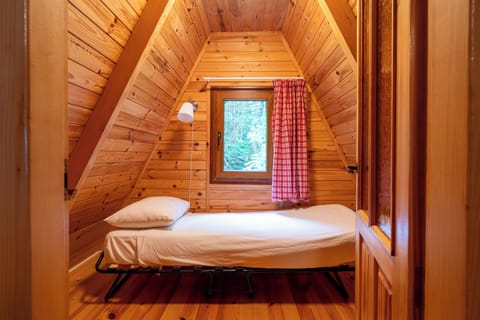 Comfort Cabin | Premium bedding, desk, laptop workspace, free WiFi