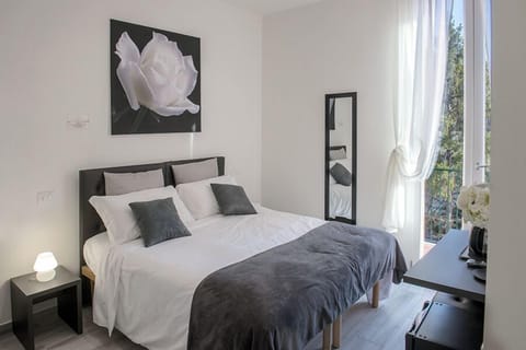 Traditional Triple Room, Balcony, Garden View | Hypo-allergenic bedding, individually furnished, desk, free WiFi