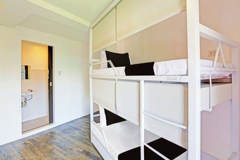 Shared Dormitory, Mixed Dorm | Minibar, laptop workspace, bed sheets