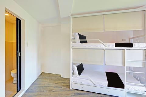 Shared Dormitory, Mixed Dorm | Minibar, laptop workspace, bed sheets