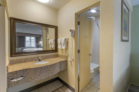 Deluxe Room, 1 Queen Bed | Bathroom | Combined shower/tub, free toiletries, hair dryer, towels