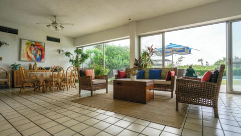 Comfort House, Pool View | Living area