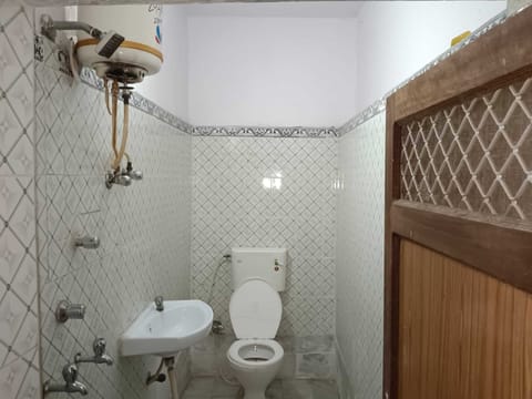 Deluxe Double Room, Desert View | Bathroom | Shower, towels, soap