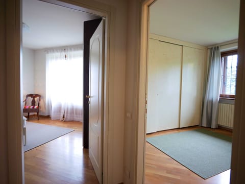 4 bedrooms, premium bedding, down comforters, iron/ironing board