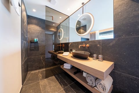 Romantic Studio Suite, Private Bathroom, Lake View | Bathroom | Combined shower/tub, eco-friendly toiletries, hair dryer, towels