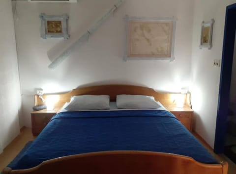 Triple Room (Guest House Green Corner Supetarska D) | 2 bedrooms, cribs/infant beds, free WiFi