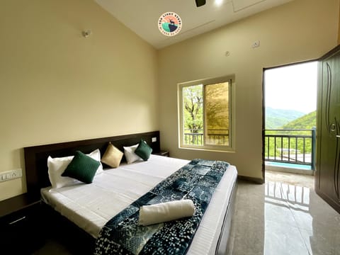 Deluxe Double Room, Balcony, Mountain View | Desk, laptop workspace, free WiFi