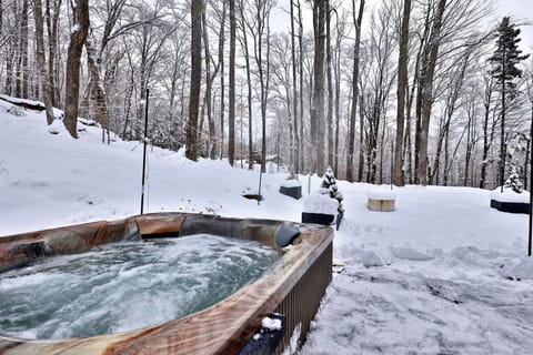 House, 4 Bedrooms | Outdoor spa tub