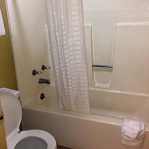 Combined shower/tub, free toiletries, towels