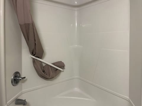 Combined shower/tub, towels, soap, toilet paper