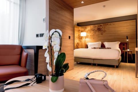 Premium bedding, in-room safe, desk, laptop workspace