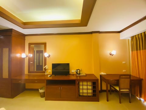 Superior Twin Room | Living area | 32-inch TV with cable channels