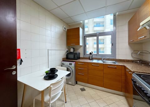 Classic Studio, Private Bathroom, City View | Dining room