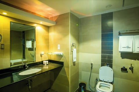 Executive Suite | Bathroom | Separate tub and shower, hydromassage showerhead, designer toiletries