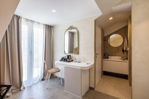 Room | Minibar, in-room safe, blackout drapes, soundproofing