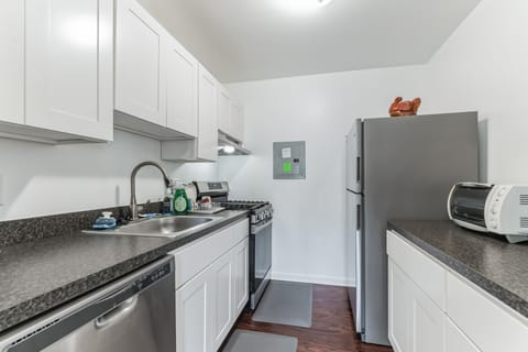 Condo, 1 Bedroom | Private kitchen | Fridge, oven