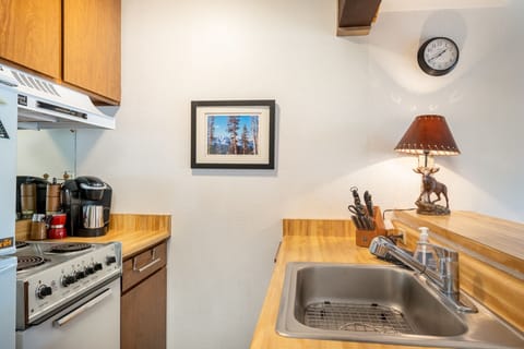 Condo, 2 Bedrooms | Private kitchen | Fridge, oven, coffee/tea maker, toaster