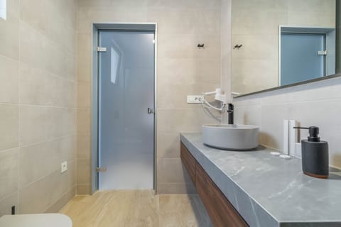 Deluxe Room, Courtyard View | Bathroom | Shower, rainfall showerhead, free toiletries, hair dryer