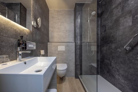 Double Room | Bathroom | Free toiletries, hair dryer, towels