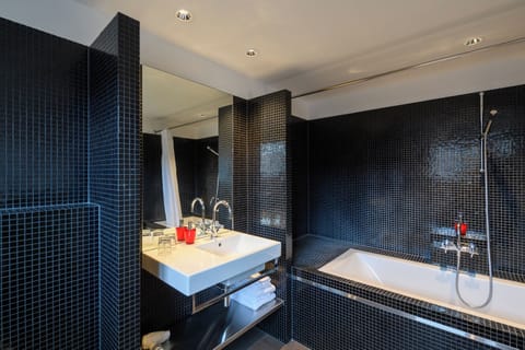 Junior Studio Suite, Garden View | Bathroom | Towels, soap, toilet paper