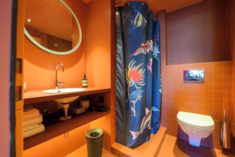 Deluxe Double Room | Bathroom | Towels, soap, toilet paper