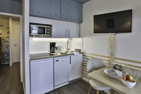 Studio 4 people - 1 sleeping alcove - Renovated | Private kitchenette | Mini-fridge, microwave, stovetop, dishwasher