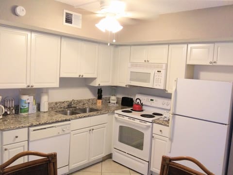 Standard Condo | Private kitchen | Full-size fridge, microwave, oven, stovetop