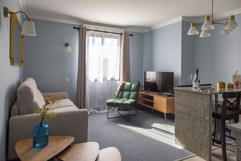 Studio, 1 Queen Bed with Sofa bed, Kitchen, Courtyard View | Living area | 40-inch flat-screen TV with digital channels