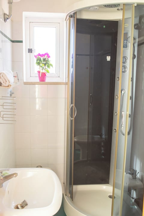 Classic Double or Twin Room | Bathroom | Shower, towels, soap, shampoo