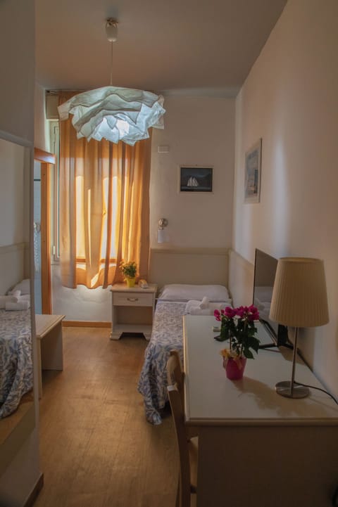 Economy Single Room | Desk, free WiFi, bed sheets