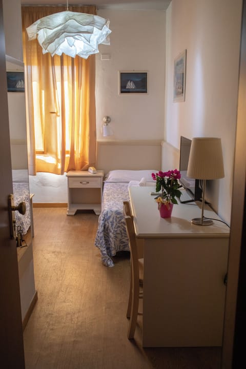 Economy Single Room | Desk, free WiFi, bed sheets