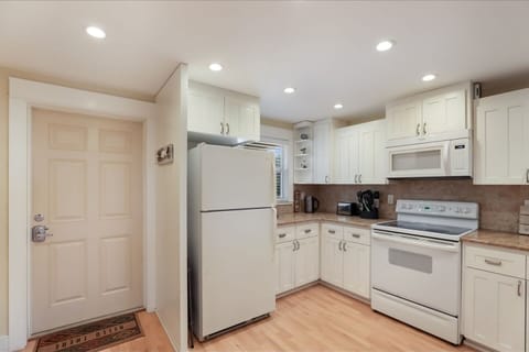 Condo, 2 Bedrooms | Private kitchen | Oven, coffee/tea maker, toaster