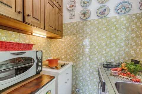 Family Apartment, 1 Bedroom (Alme Suites) | Private kitchen | Fridge, microwave, stovetop, cookware/dishes/utensils