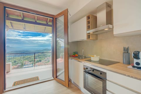 Standard Apartment, 1 Bedroom, Mountainside (Il Vecchio Faggio) | Private kitchen | Fridge, microwave, oven, stovetop
