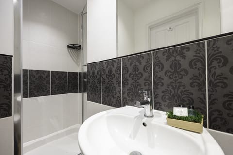 Classic Double Room, Ensuite, City View (2) | Bathroom | Shower, free toiletries, hair dryer, towels