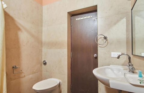 Executive Room, Lake View | Bathroom | Shower, towels