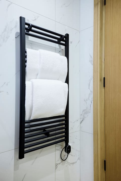 Superior Triple Room | Bathroom | Free toiletries, hair dryer, towels, soap