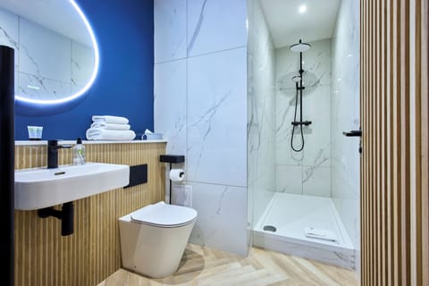 Superior Double Room | Bathroom | Free toiletries, hair dryer, towels, soap