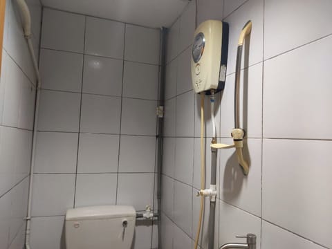 Shower, rainfall showerhead, free toiletries, bidet