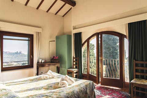 Family Room | Desk, free WiFi